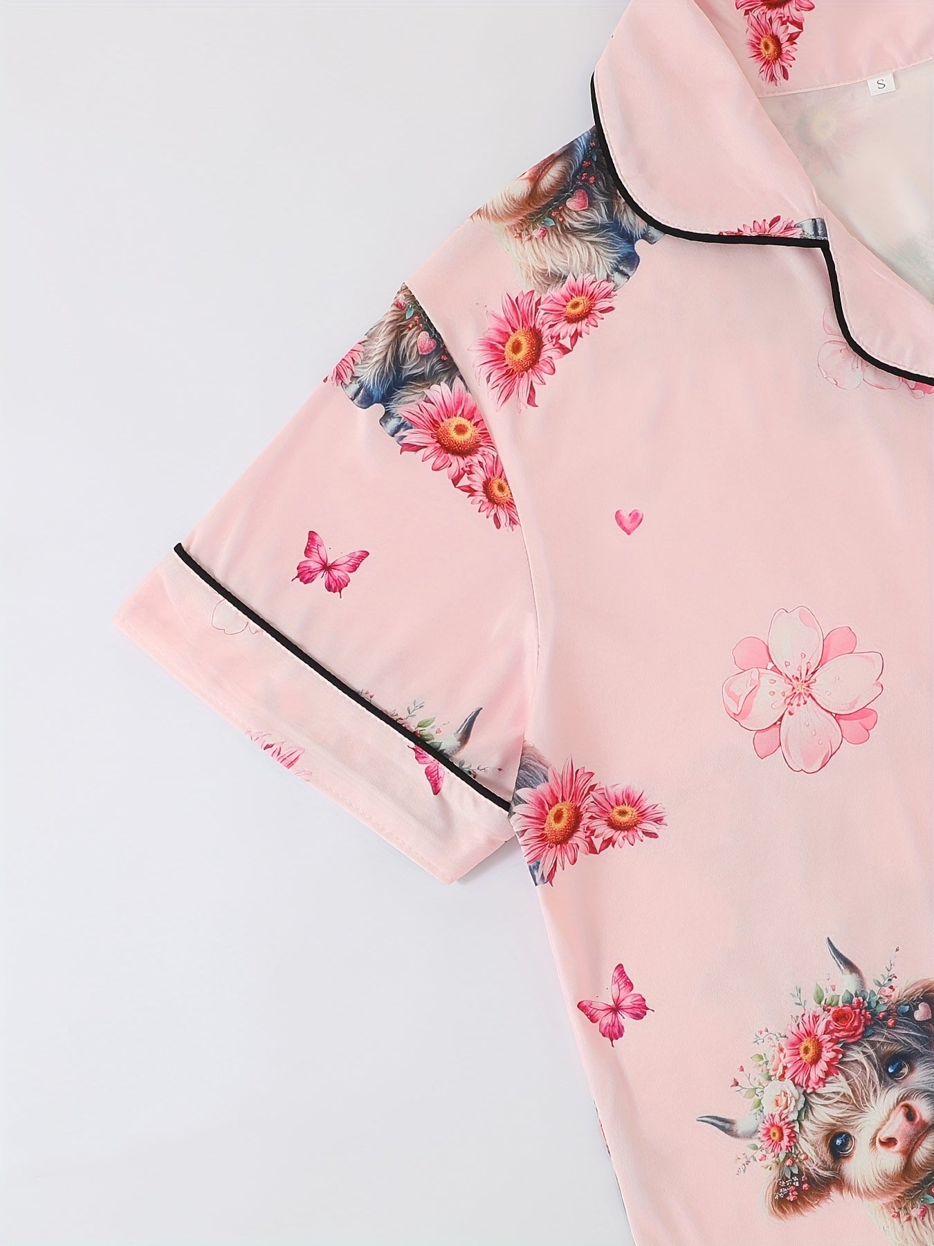 A Set of Three Pink Floral Print Pajamas for Women, Featuring a Comfortable Long-Sleeve Button-Up Shirt And Loose Elastic Shorts And Pants, Perfect for Casual Outdoor Wear And Home Lounging in All Seasons.