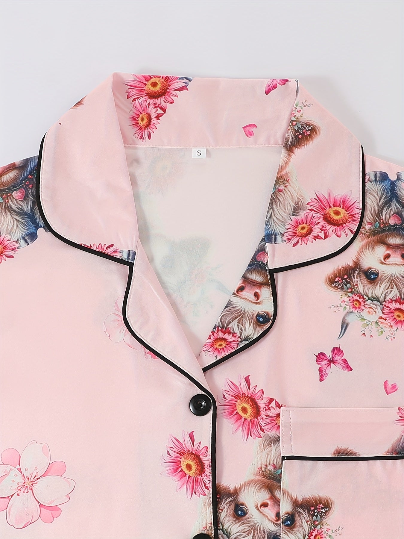 A Set of Three Pink Floral Print Pajamas for Women, Featuring a Comfortable Long-Sleeve Button-Up Shirt And Loose Elastic Shorts And Pants, Perfect for Casual Outdoor Wear And Home Lounging in All Seasons.